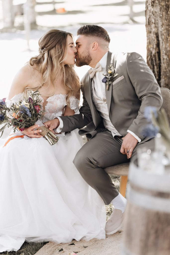 Freie Trauung Brautpaar küsst sich Hochzeitsfotograf Saarland Mona Fotografie